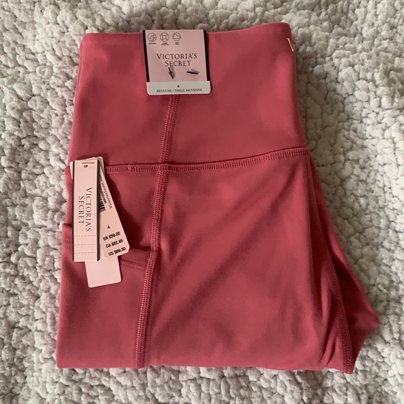 NWT! VS incredible essential legging - Picture 3 of 11